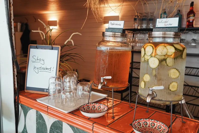 Getränkestation mit Apfelschorle und Infused Water an der Bar